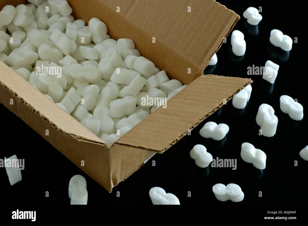 Ouvrez la boîte de carton avec du polystyrène expansé à l'intérieur et l'extérieur renversé Banque D'Images