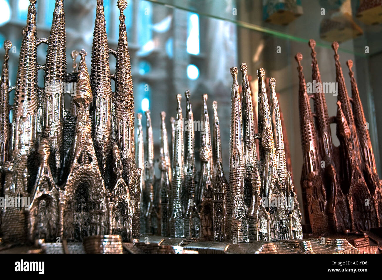 Des répliques miniatures de la Sagrada Familia Temple dans un magasin de souvenirs à Barcelone Espagne Banque D'Images