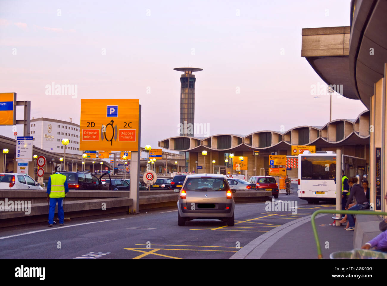Paris France, vue générale devant 'aéroport Roissy Charles de Gaulle'  terminal 2, scène de rue, voitures Photo Stock - Alamy