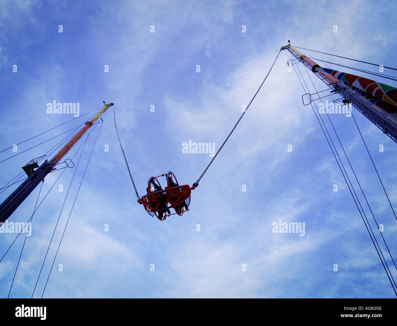 Catapultant deux personnes sont tourné vers le ciel dans une cage métallique à l'aide de sandows de grandes bandes de caoutchouc. Tilburg aux Pays-Bas Banque D'Images