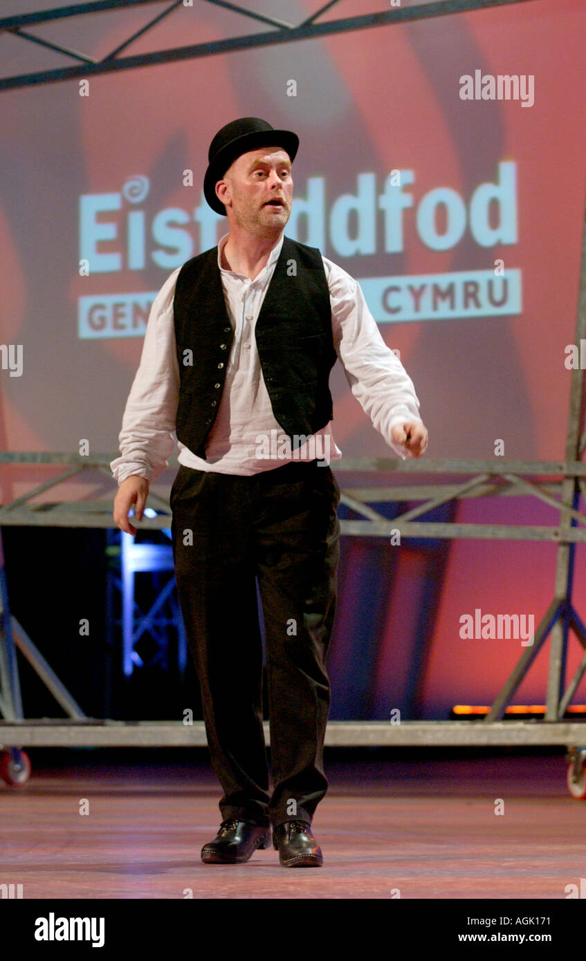 Danses folkloriques traditionnelles sur scène lors de l'Eisteddfod National du Pays de Galles festival culturel annuel gallois Banque D'Images