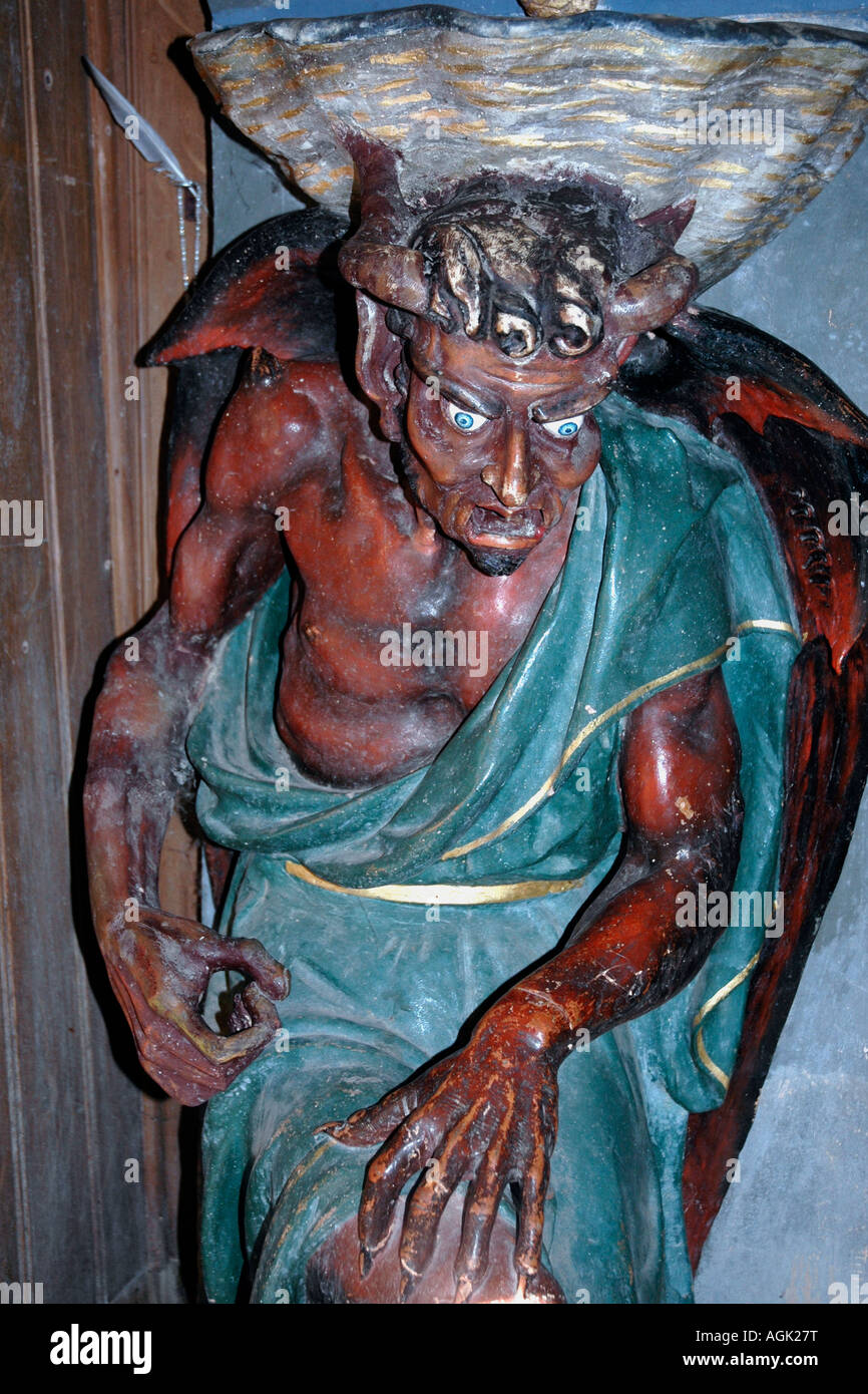 Un diable tient le bassin d'eau bénite dans l'embrasure de Rennes-le-Chateau's Church Banque D'Images