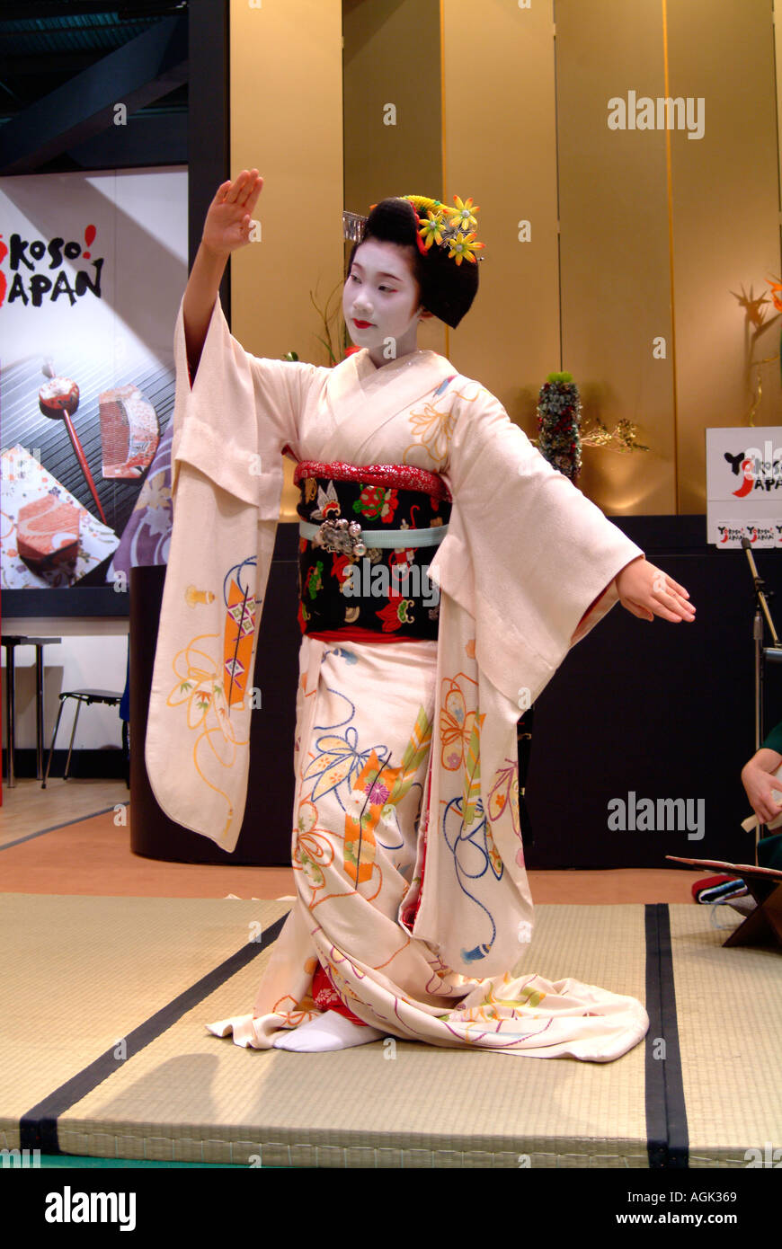Toshihana Maiko de Kyoto, de l'exécution sur le stand du Japon au World Travel Market 2004 London Docklands Excel Banque D'Images