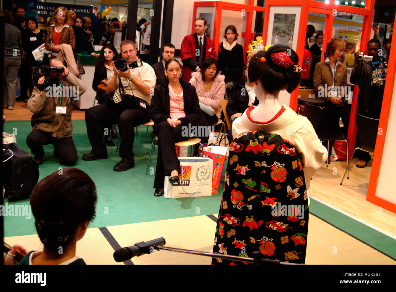 Toshihana Fumiyu Geisha et Maiko de Kyoto, de l'exécution sur le stand du Japon au World Travel Market 2004 Docklands Excel Lo Banque D'Images