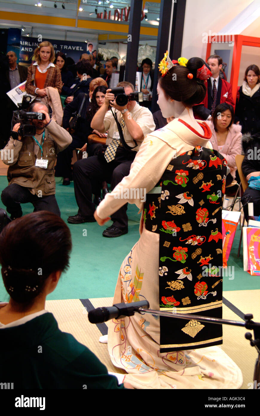 Toshihana Maiko de Kyoto, de l'exécution sur le stand du Japon au World Travel Market 2004 London Docklands Excel Banque D'Images