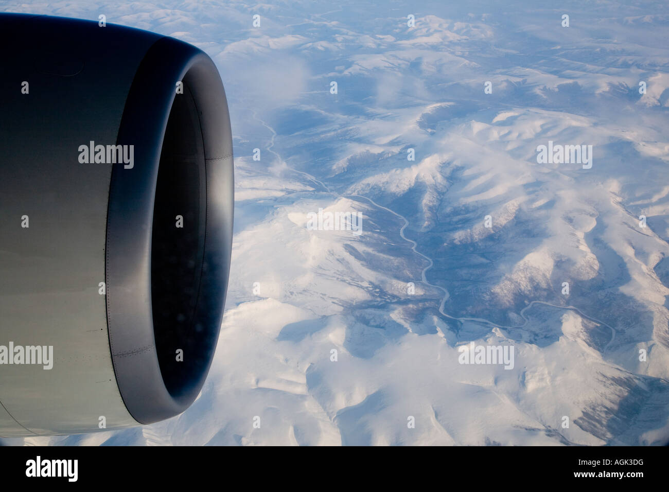 Coup d'aile d'avion graphique et moteur en muntain éventail couvert de neige de la Sibérie Banque D'Images