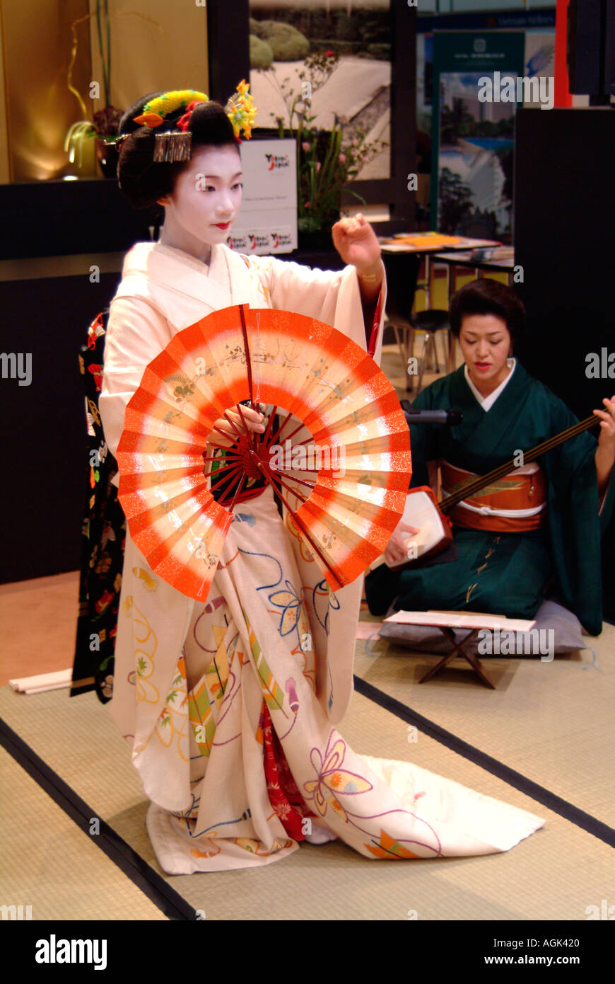 Toshihana Fumiyu Geisha et Maiko de Kyoto, de l'exécution sur le stand du Japon au World Travel Market 2004 Docklands Excel Lo Banque D'Images