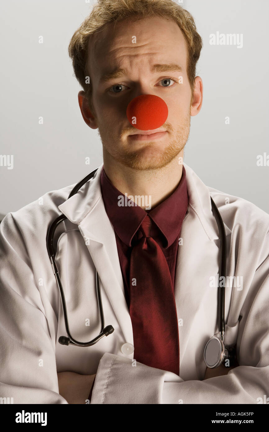 Médecin portant un nez de clown Banque D'Images