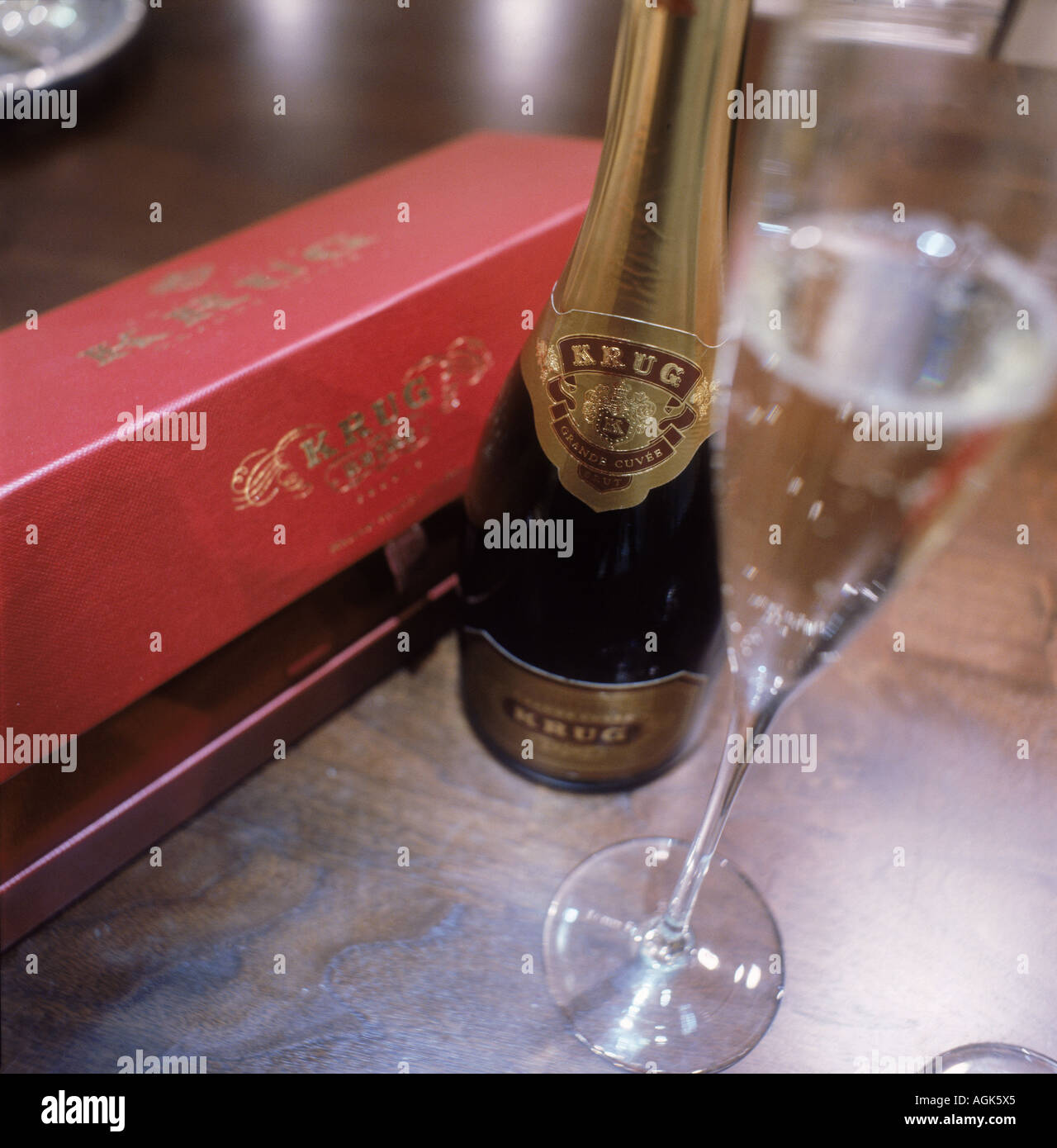 Bouteille de champagne Krug grande cuvée Brut avec boîte rouge et verre rempli de champagne Banque D'Images