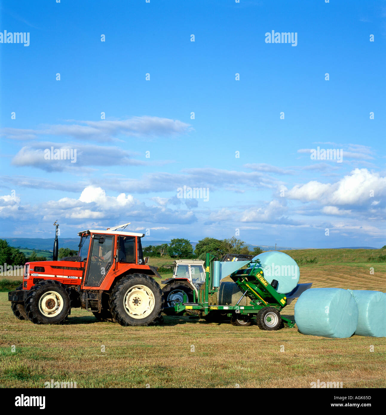 Équipement de mise en balles d'ensilage dans Carmarthenshire Wales UK Banque D'Images