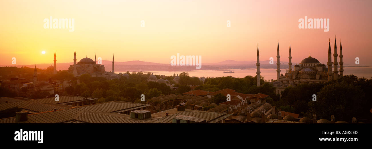 Le lever du soleil sur la basilique Sainte-Sophie et la Mosquée Bleue Sultan Ahmed Istanbul Turquie Banque D'Images