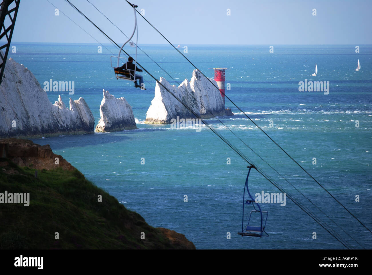 Vue sur les aiguilles et de l'Alun Bay télésiège, Alum Bay, île de Wight, Angleterre, Royaume-Uni Banque D'Images