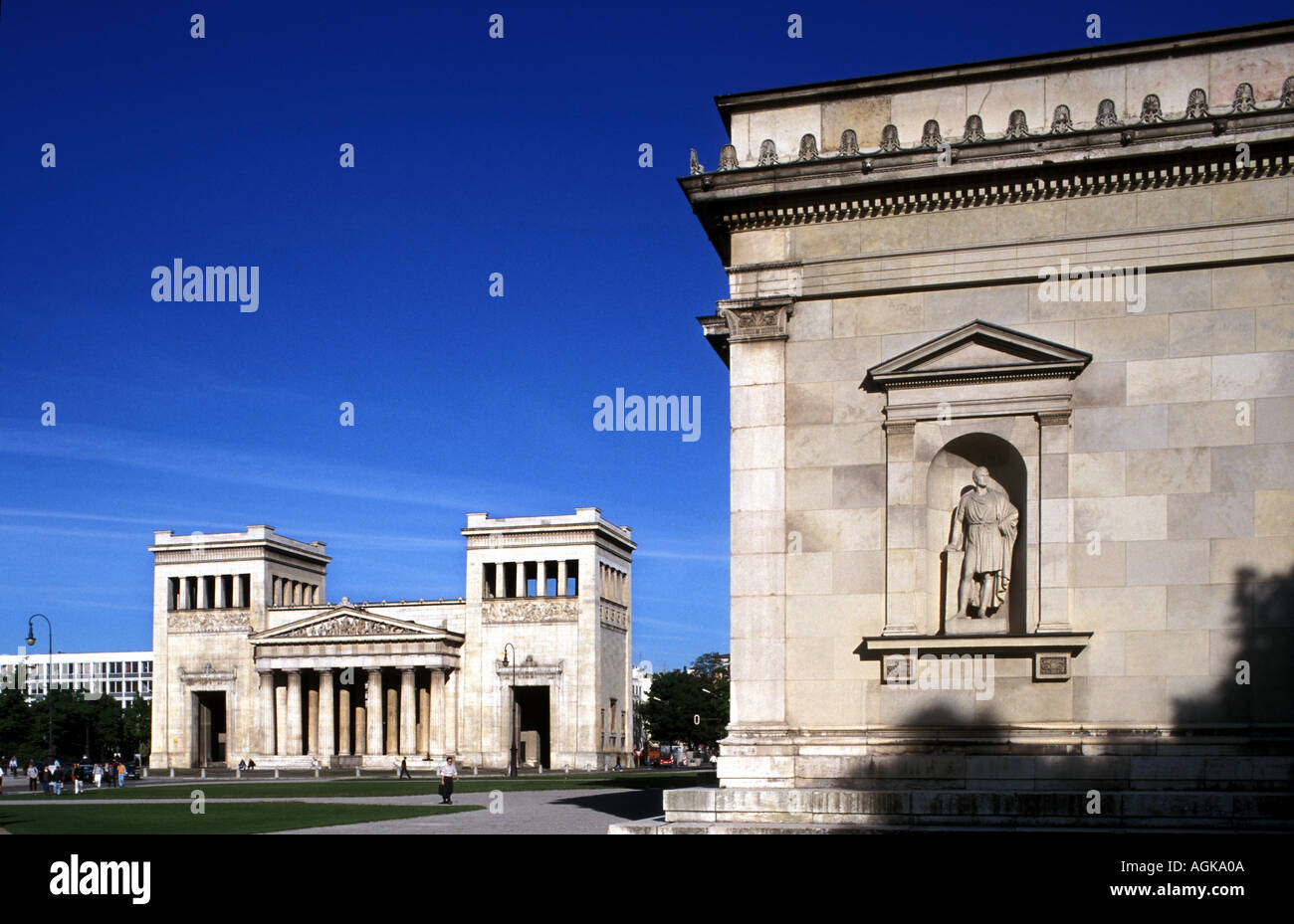 Königsplatz Munich au premier plan le Glyptothèque musée dans le contexte l'Propyläen Banque D'Images