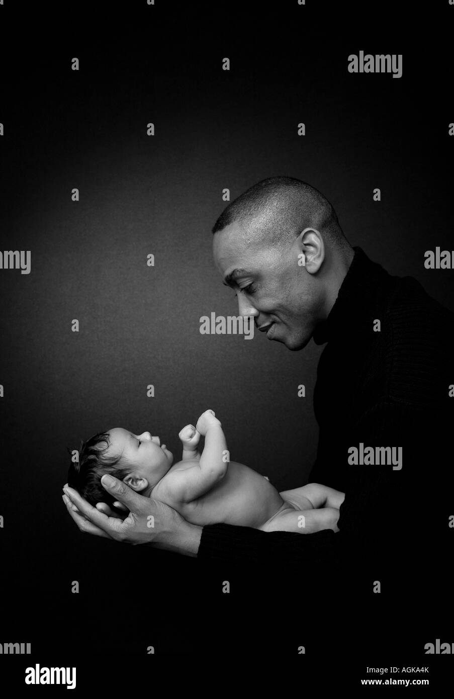 Bébé de quatre mois fille dans les mains d'un père fier Banque D'Images