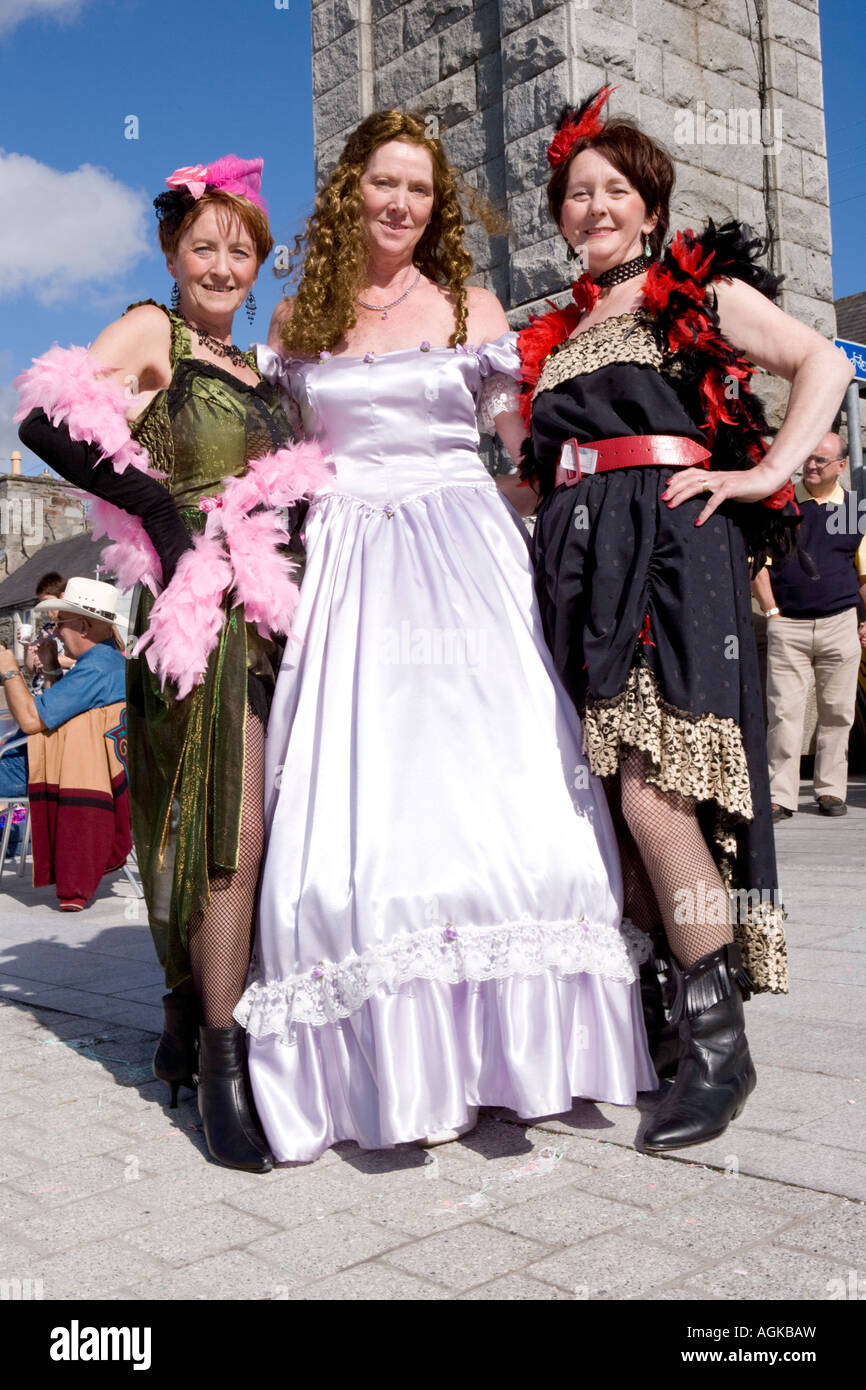 La musique écossaise Creetown événement Festival de musique country de l'ouest sauvage trois danseuses en costume à Adamson Square Ecosse Banque D'Images