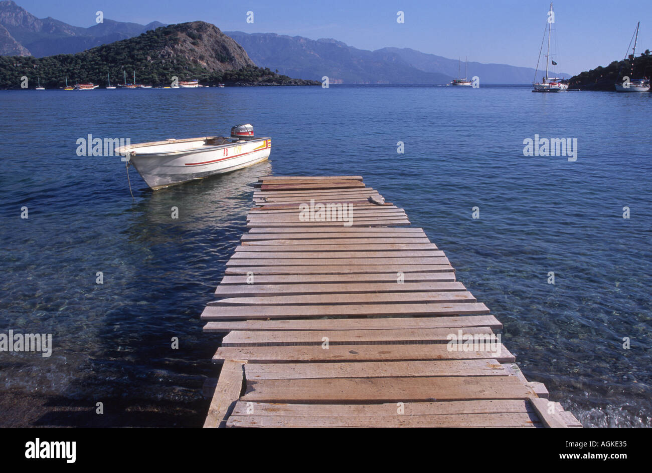Jetty et bateau blanc plage Gemiler nr Marmaris Turquie Banque D'Images