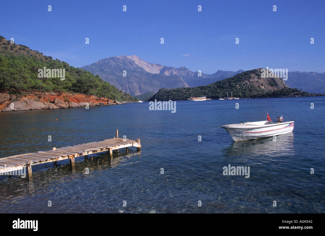 Jetty et bateau blanc à la plage de Gemiler vers St Nicholas island nr Fethiye Turquie Banque D'Images