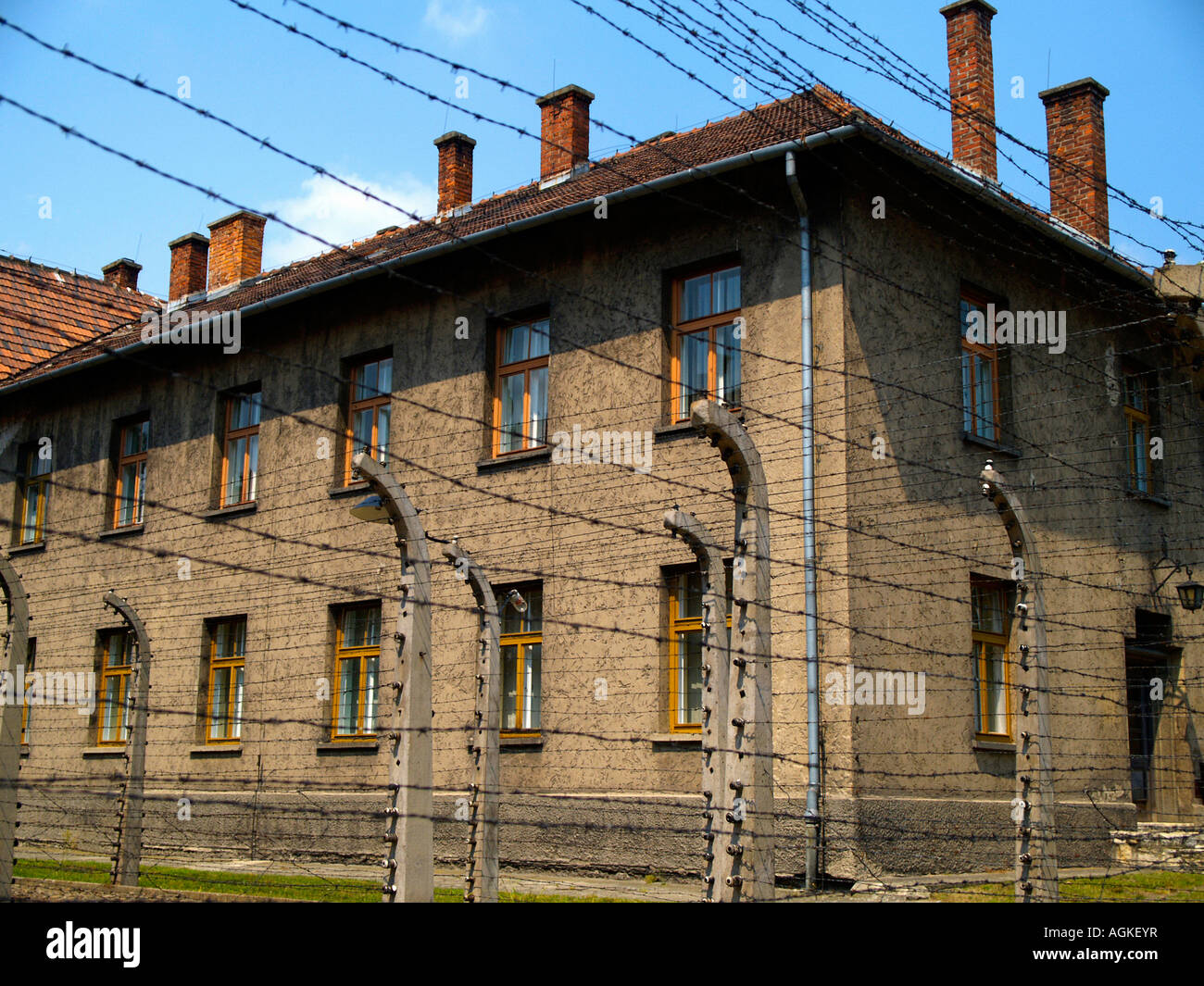 Les fils barbelés, casernes, et des bâtiments administratifs et de ruines à l'extérieur du camp de concentration d'Auschwitz Cracovie, Pologne. Banque D'Images