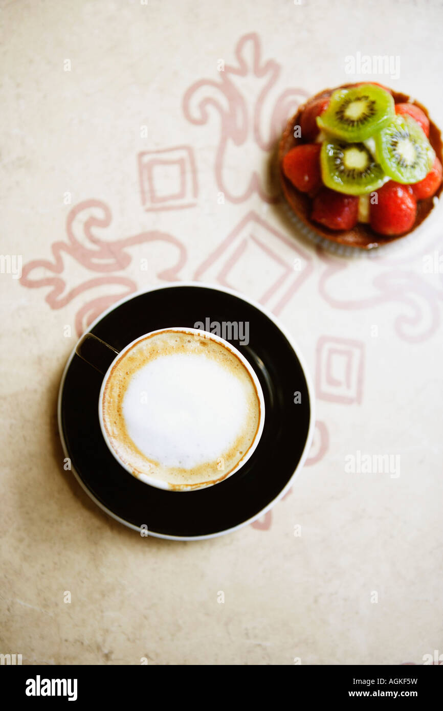 Close-up of a Coffee cup sur une soucoupe d'une tarte aux fraises Banque D'Images