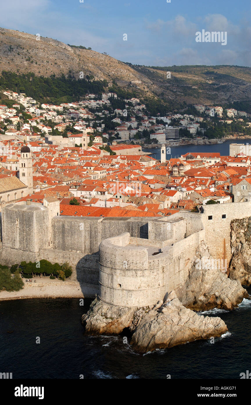 Vue sur la vieille ville fortifiée de Dubrovnik Croatie fort Lovrjenac Banque D'Images