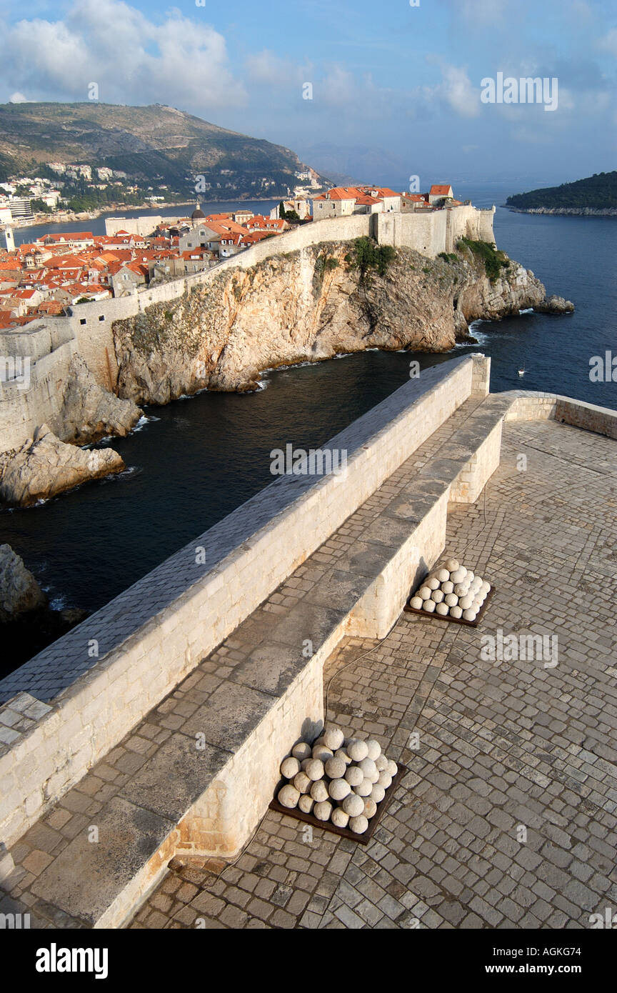 Vue sur la vieille ville fortifiée de Dubrovnik Croatie fort Lovrjenac Banque D'Images