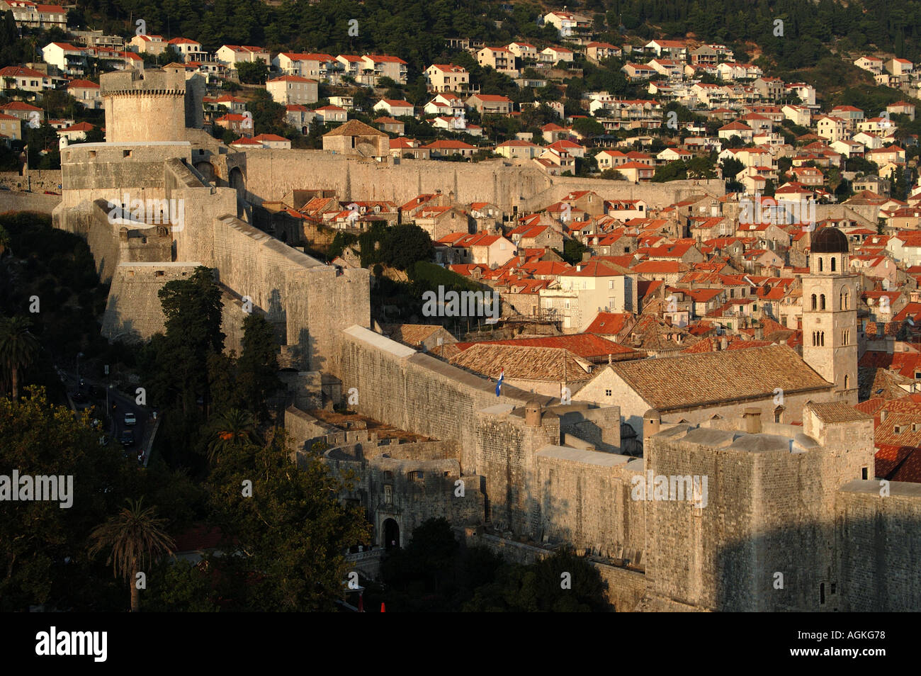 Vue sur la vieille ville fortifiée de Lovrjenac fort au crépuscule Dubrovnik Croatie Banque D'Images