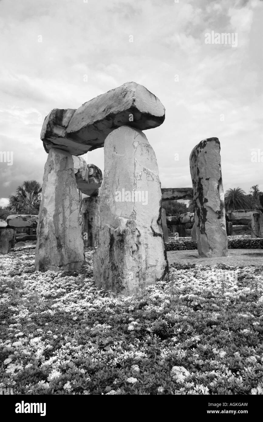 Obélisque de pierre, StoneHenge au jardin à la française ou à Suan Nong Nooch Tropical Botanical Garden Resort NongNooch, Chon Buri, Pattaya, Thaïlande, Asie Banque D'Images