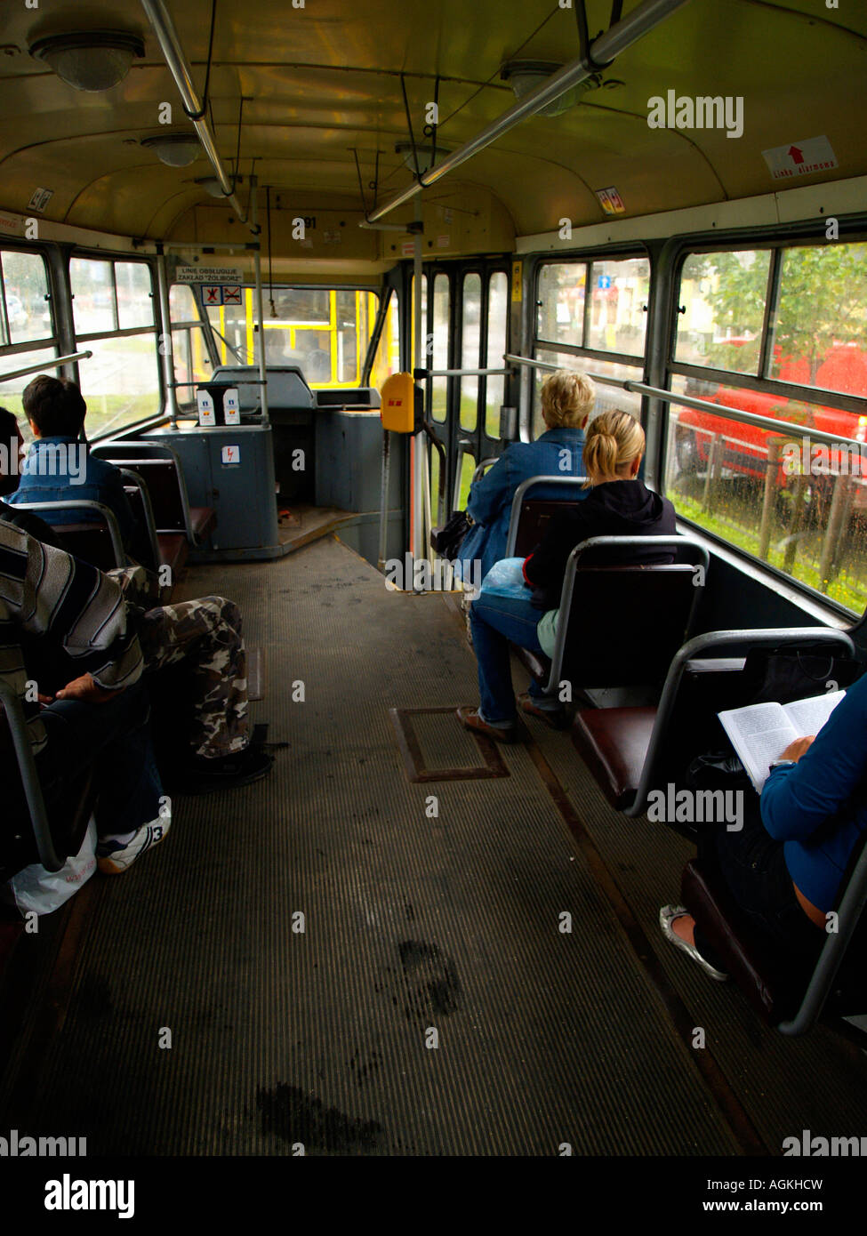 L'intérieur d'un tramway ou voiture de tramway dans le centre-ville de Varsovie, Pologne, avec les passagers sur les sièges. Banque D'Images