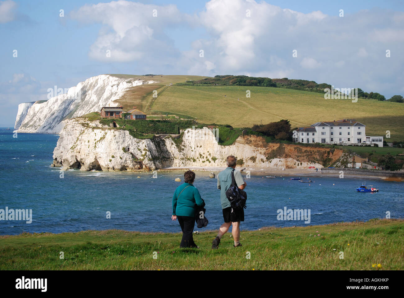 Les promeneurs sur le chemin des falaises de craie de près de Freshwater Bay, île de Wight, Angleterre, Royaume-Uni Banque D'Images