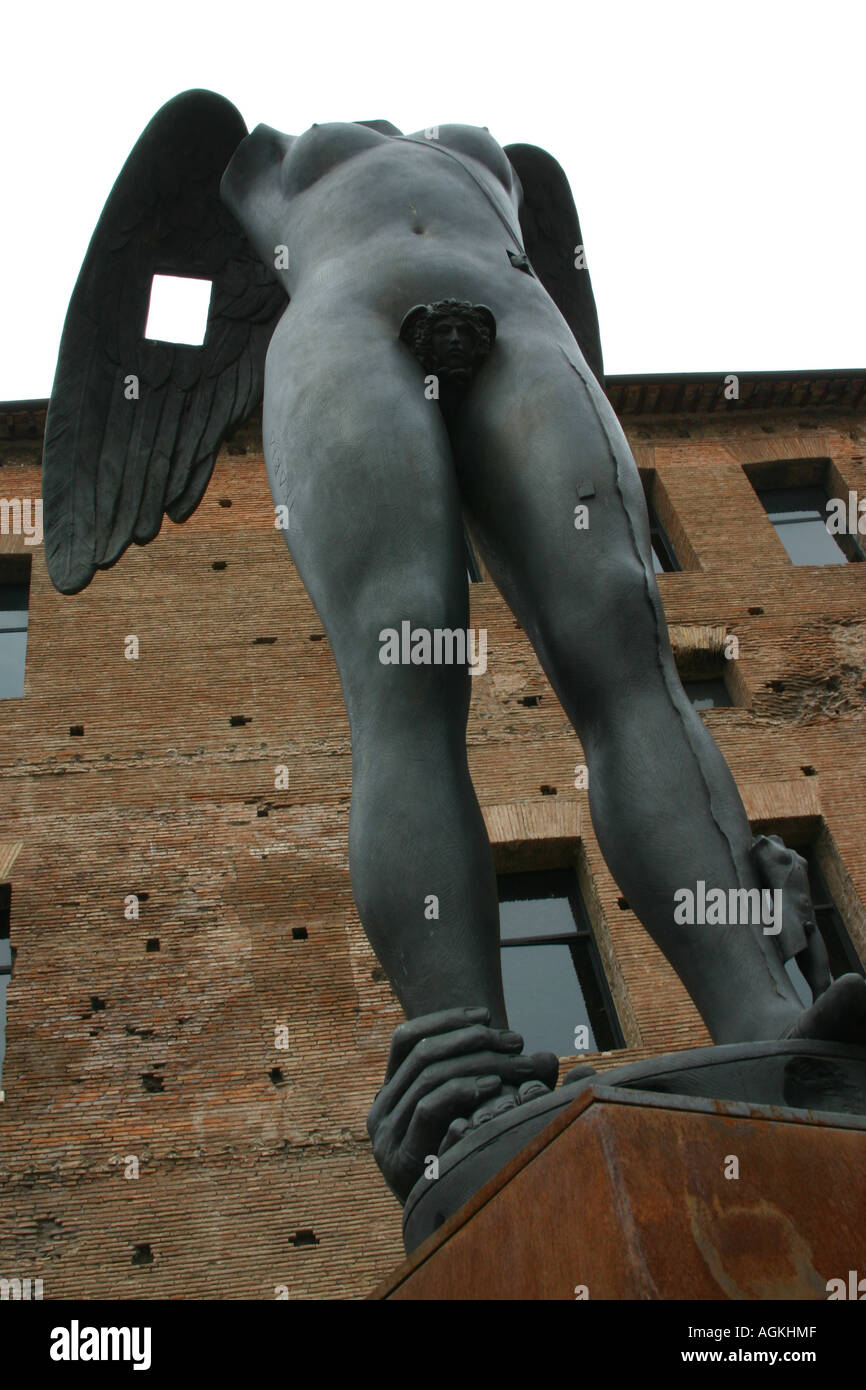 Une statue exposée sur les Marchés de Trajan, Rome Banque D'Images