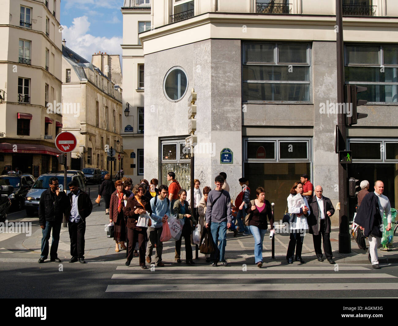 Collection de parisiens moyenne traversant la rue rue de Rivoli paris france Banque D'Images
