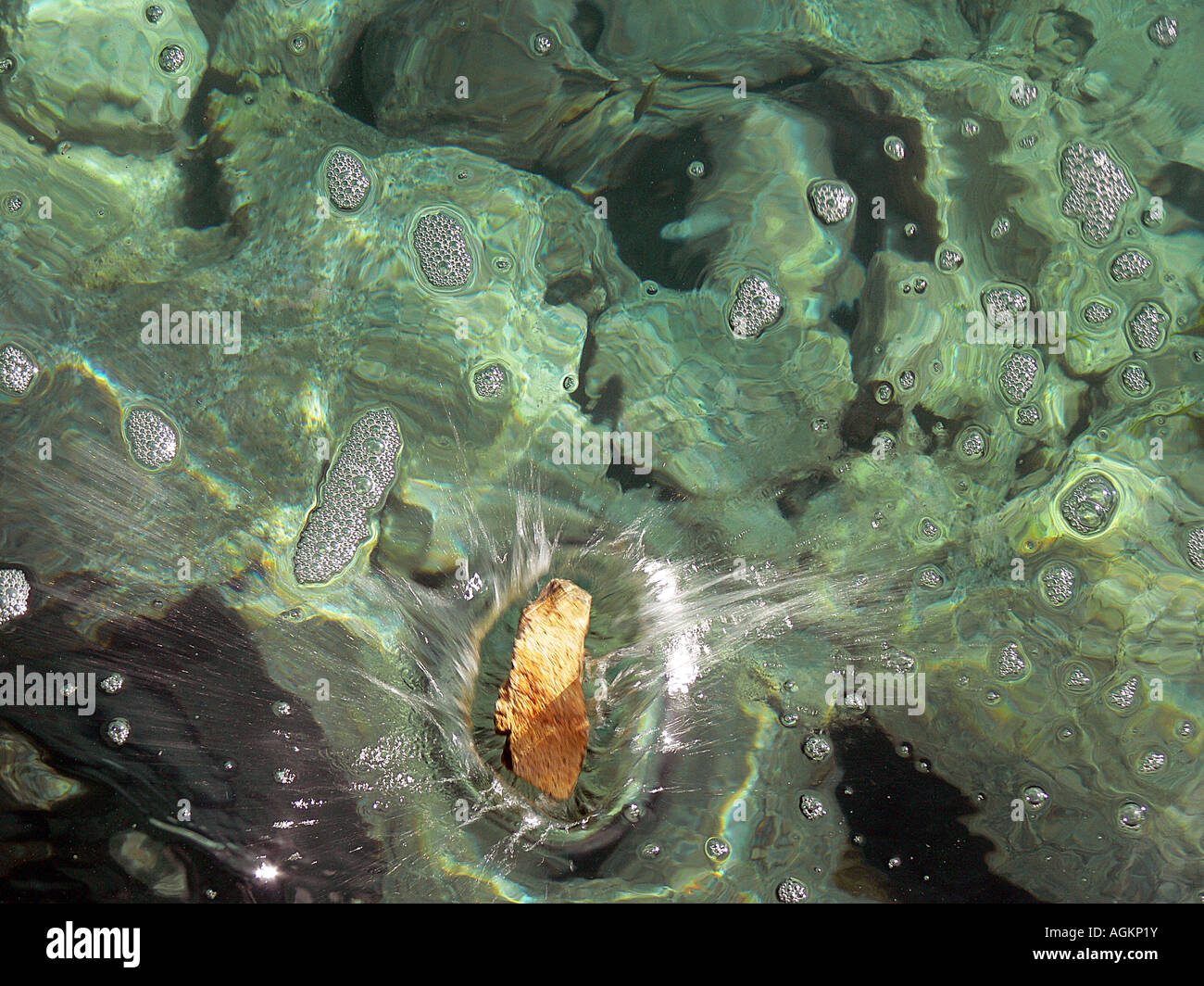 Un rocher en éclaboussures l'eau cristalline de la mer des Caraïbes. Banque D'Images