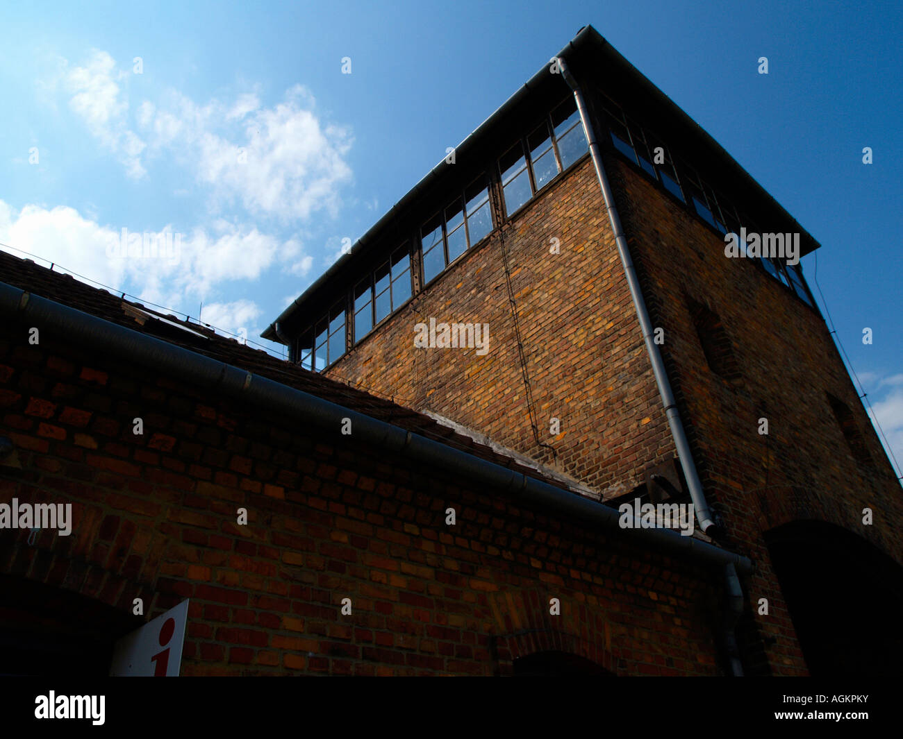 Tour de garde principal à l'entrée d'Auschwitz Birkenau camp de concentration, sous-bassement de Cracovie, Pologne Banque D'Images