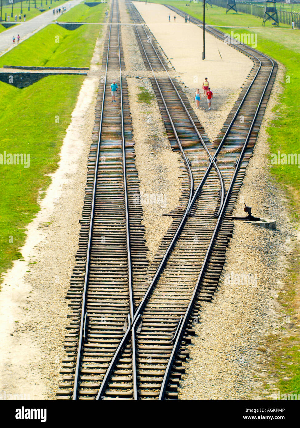 Lignes de chemin de fer apparemment sans fin menant dans le camp de concentration d'Auschwitz Birkenau à l'extérieur de Cracovie, Pologne Banque D'Images