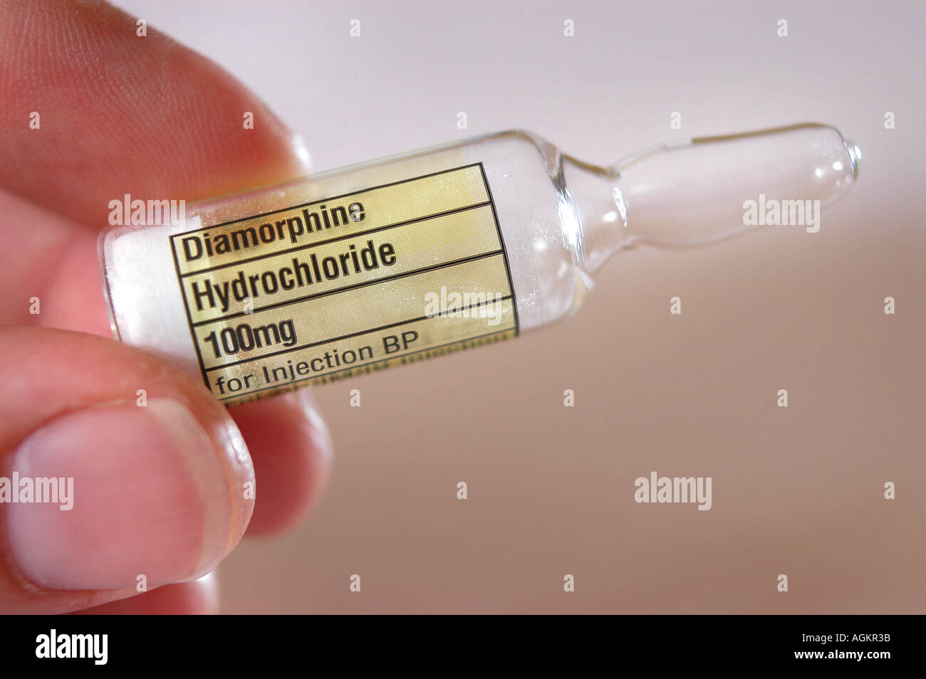 Une ampoule de diamorphine tenue à bout des doigts Banque D'Images