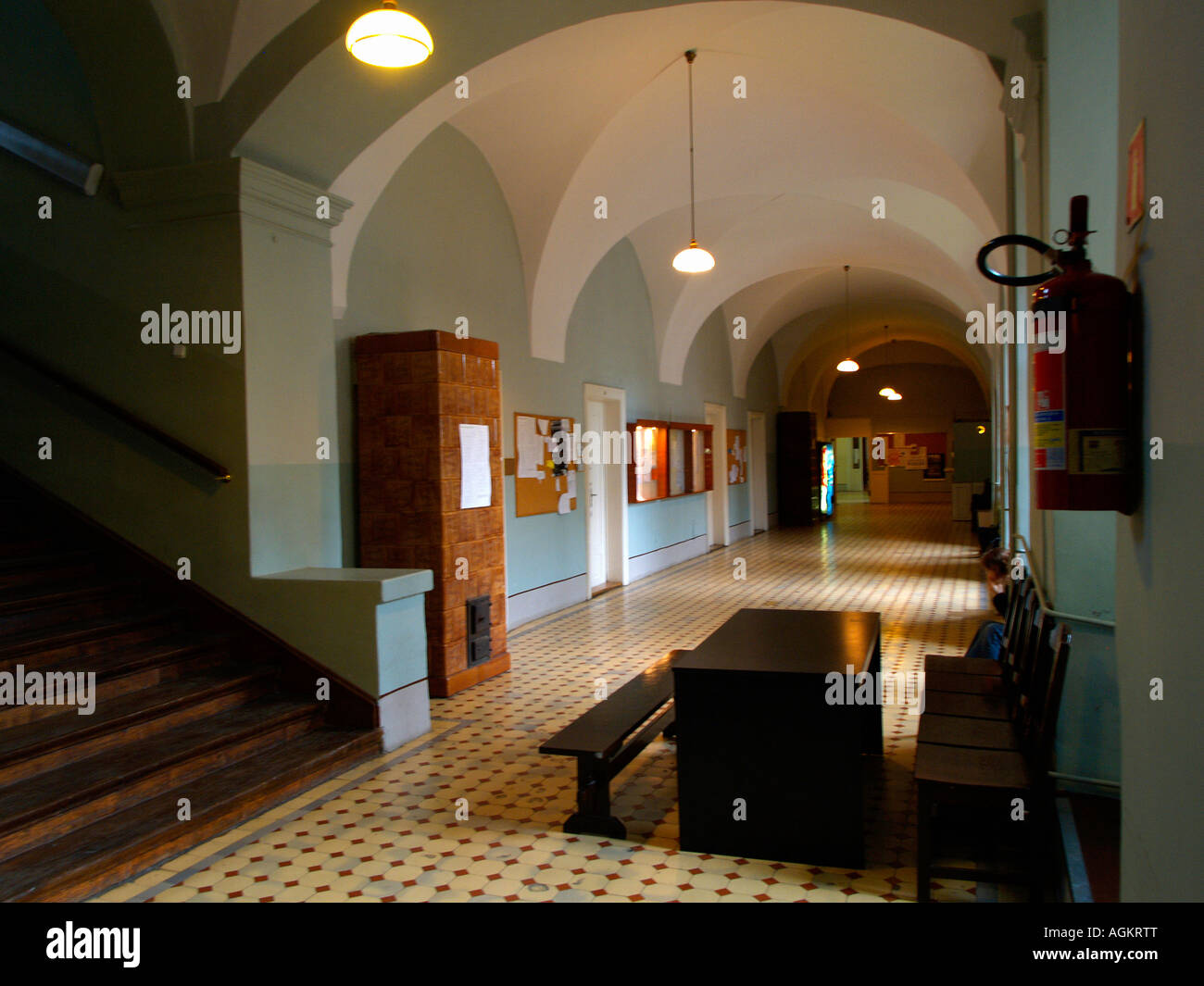 Détail d'un couloir intérieur de la sociologie ou département de sciences sociales à l'Université Jagellonne de Cracovie, Pologne. Banque D'Images