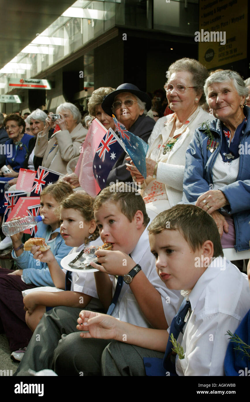 Les veuves et les enfants de manger les tartes line George st à Sydney pour l'ANZAC day annuel mars 25 avril 2005 ANZAC day commem Banque D'Images