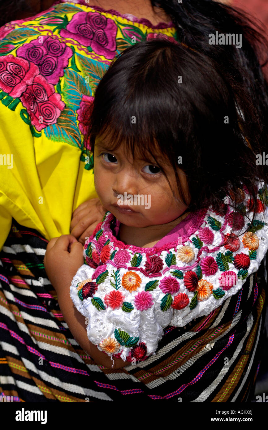 Guatemala, Nahuala, petite fille en écharpe sur le dos de la mère. Banque D'Images