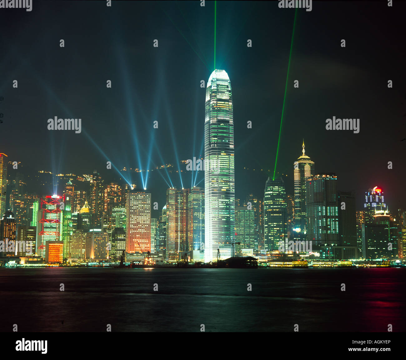 Chine Hong Kong Hong Kong city skyline à l'ensemble de port de Victoria sur l'île de Hong Kong Banque D'Images