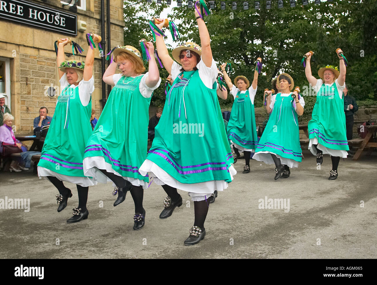 Les femmes de l'Buttercross Belles Morris Morris danseurs danser à une fête folklorique, UK Banque D'Images