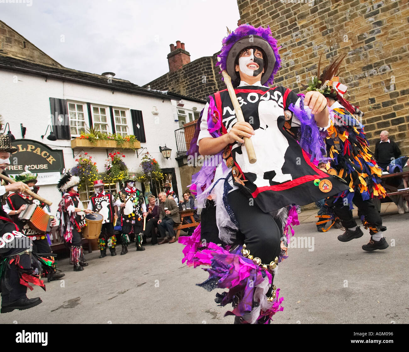 Wayzgoose femme Morris dancer dancing un Folk Festival, Yorkshire, Angleterre, Royaume-Uni Banque D'Images
