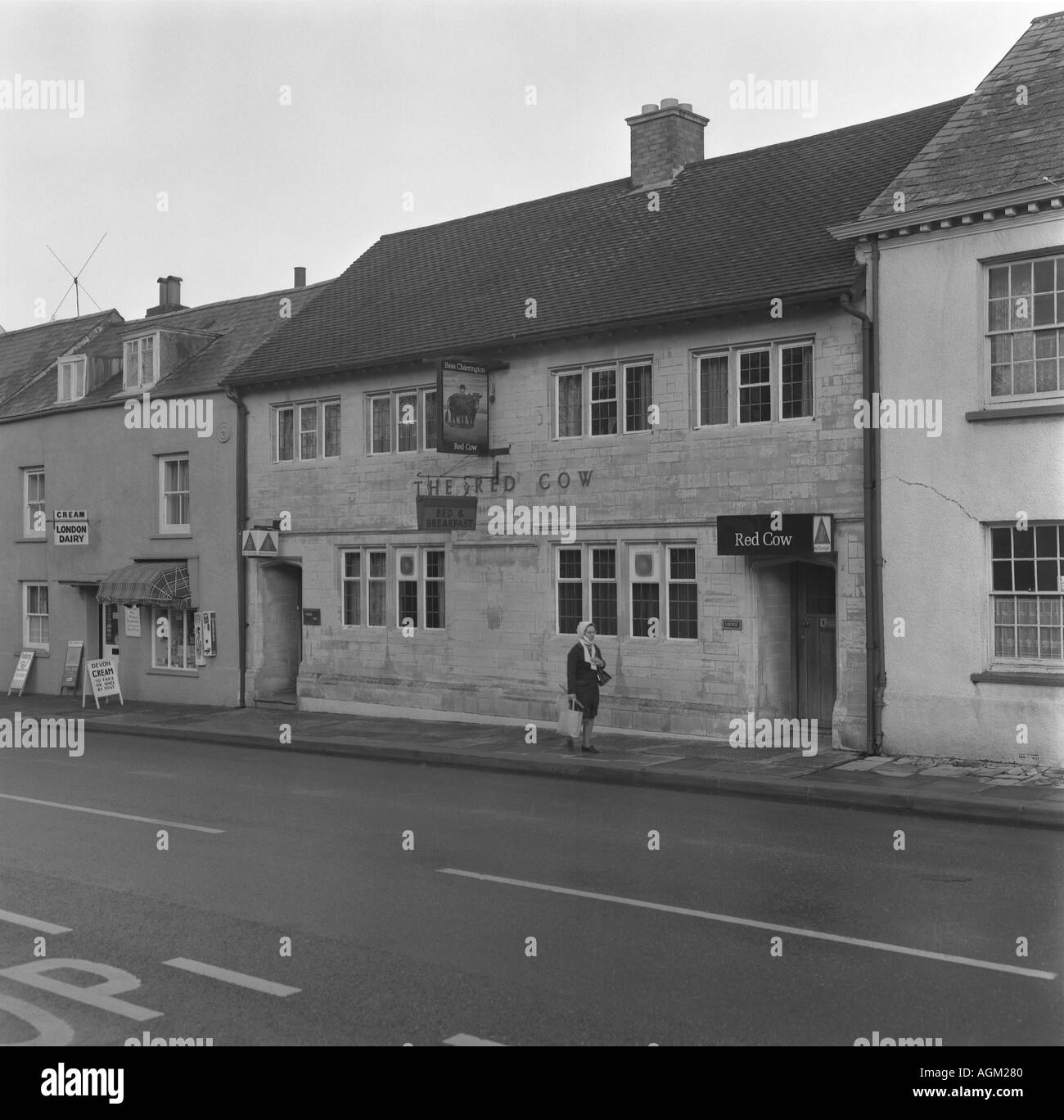 Red cow public house high street honiton Devon, Angleterre 1973 pré en 6x6 Nombre 0012 Banque D'Images