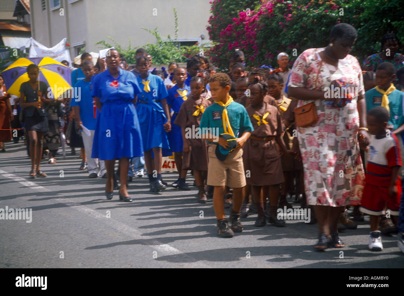 Tobago Procession du Corpus Christi Louveteaux jeannettes et guides Banque D'Images