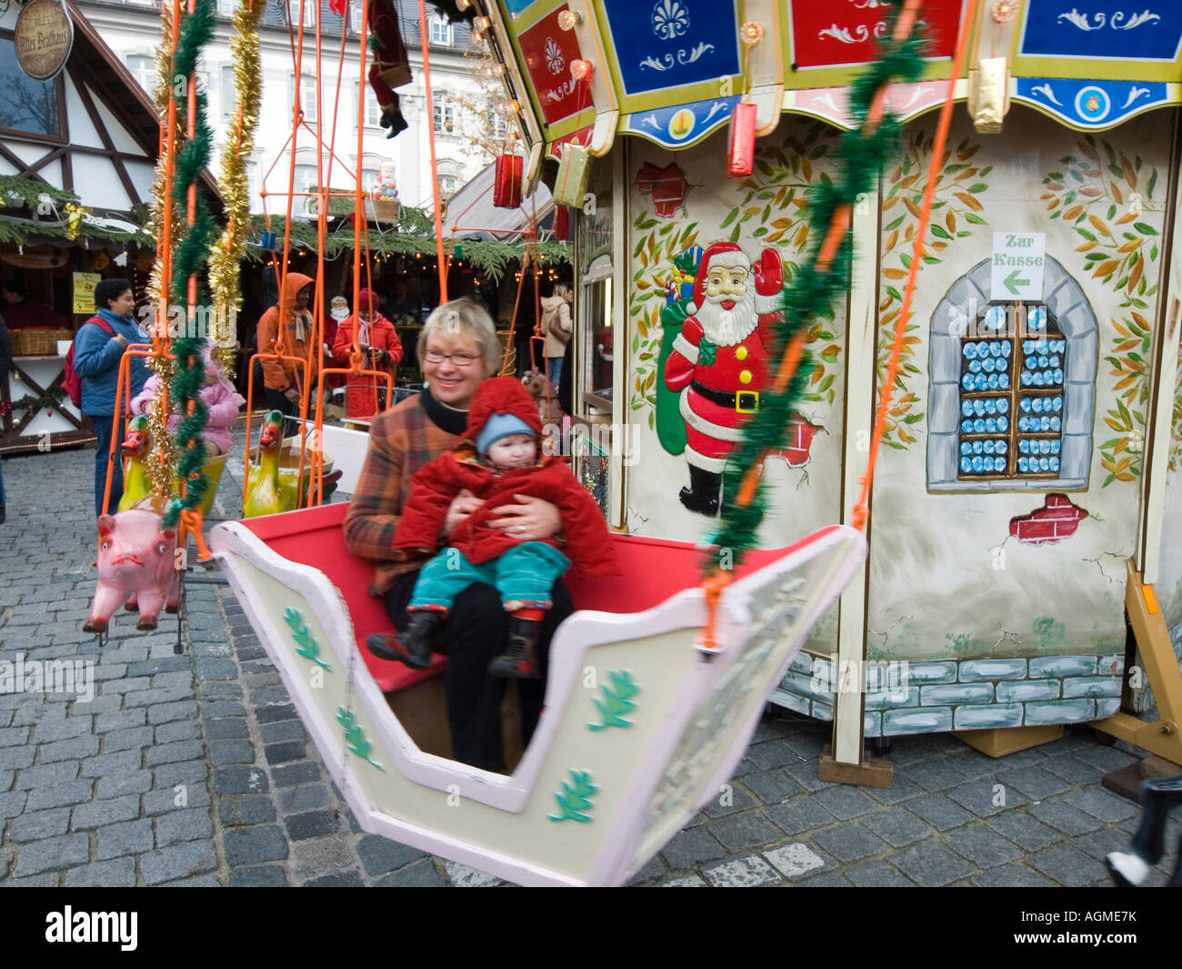 Middelaged Femme Avec Un Bebe Enfant Assis Dans Un Manege Pour Petits Enfants Photo Stock Alamy