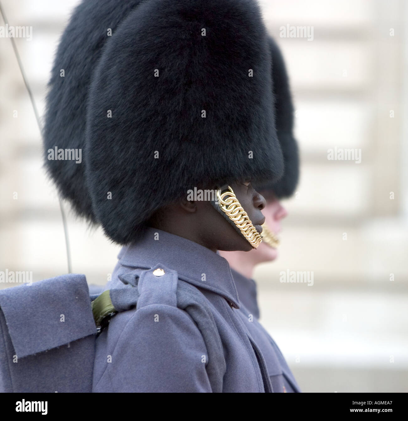 Une blanche et une garde noire marchant au cours de l'évolution de la garde à Buckingham Palace Londres Angleterre Banque D'Images