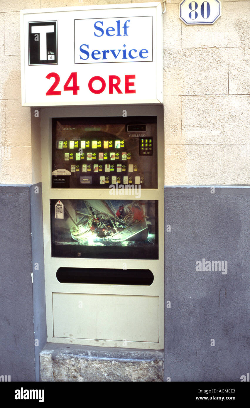 24 heures machine cigarette dans Cefalu Sicile Italie Photo Stock