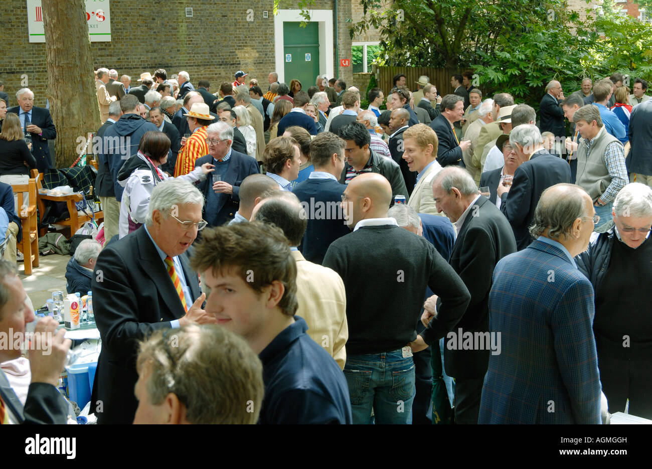 Fans de Cricket ayant leur déjeuner dans le jardin du souvenir au Seigneur Harris s Cricket Ground London Banque D'Images