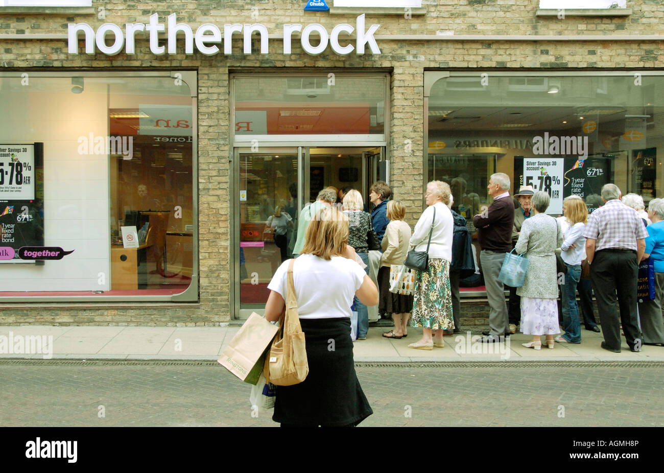 En dehors de l'attente des clients de la banque Northern Rock à Cambridge en Angleterre dans une tentative de retirer leurs économies Banque D'Images