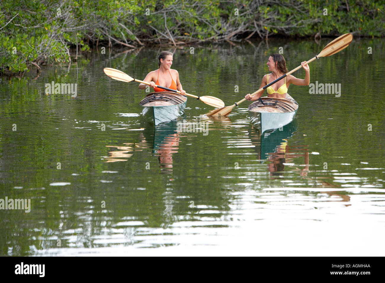 Les femmes kayak en replis appelé trou par les habitants du lac caché près de Key Largo en Floride Banque D'Images
