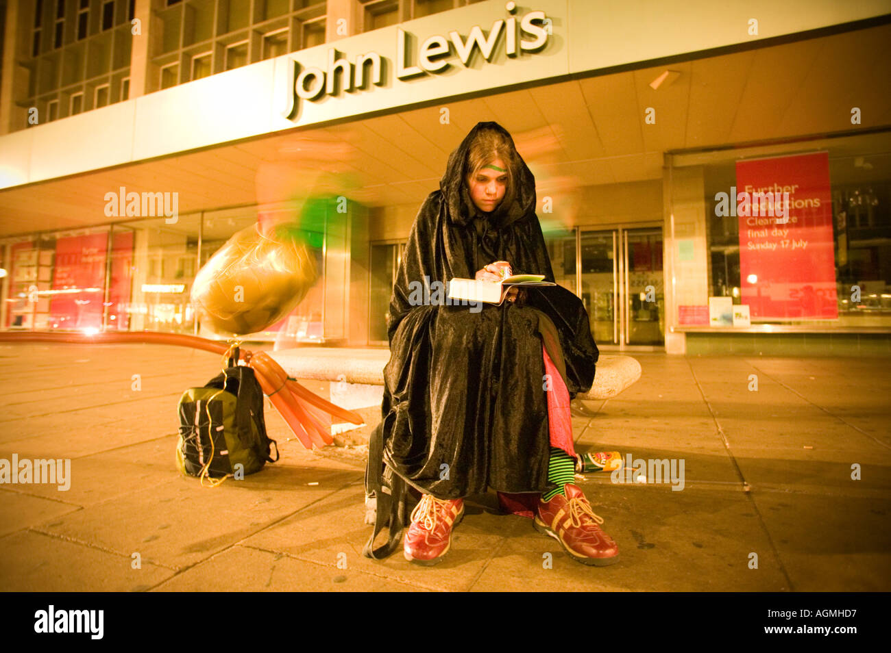 Lancement livre de Harry Potter 1 h Oxford Street Londres Jeune femme lit les premières pages à l'extérieur du grand magasin John Lewis Banque D'Images